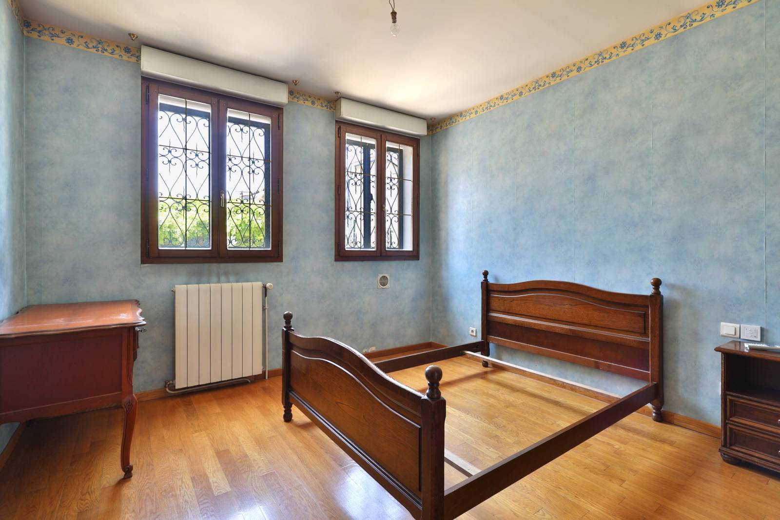 Chambre lumineuse, avec slipt et placard mural