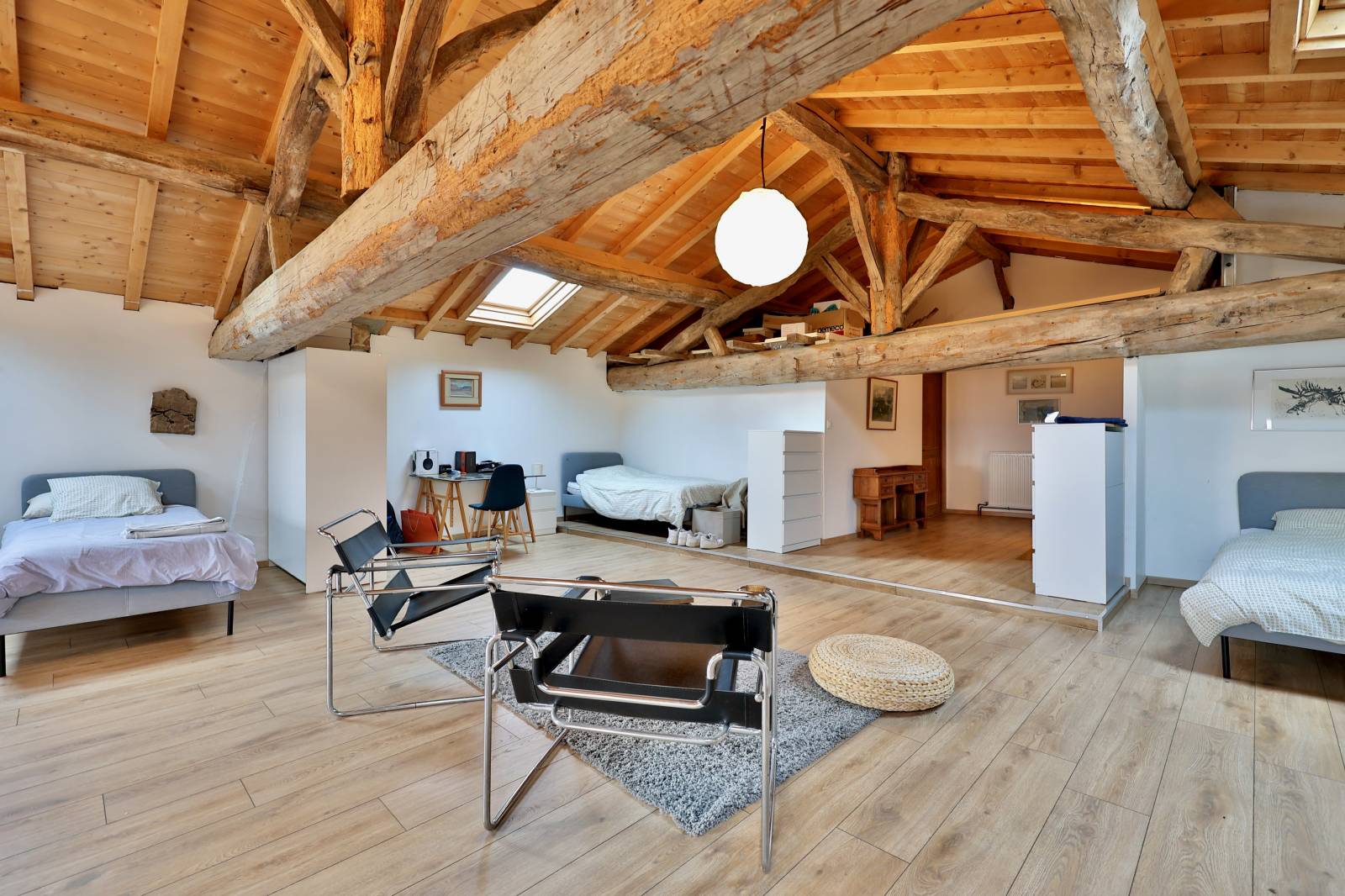 Dortoirs sous les combles avec belle hauteur et poutres d'origine