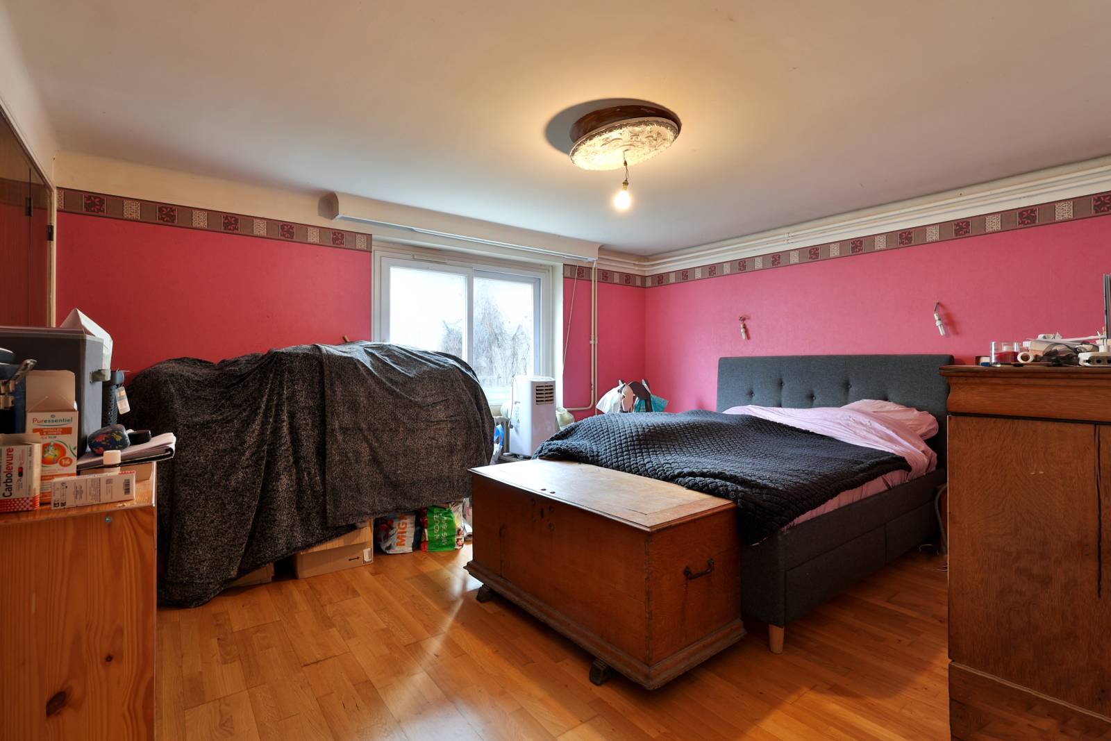 Chambre en rez-de-chaussée exposée plein sud avec placard mural intégré, parquet et belle luminosité