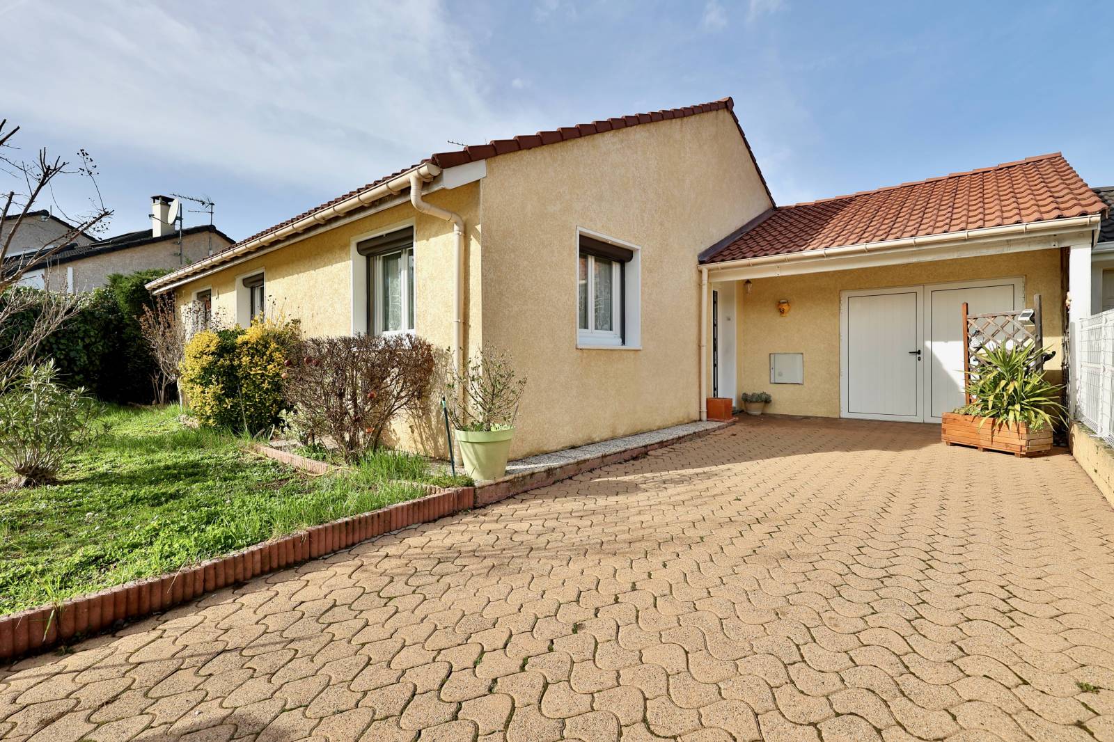 Achat et vente d'une maison divisée en appartements à Vienne