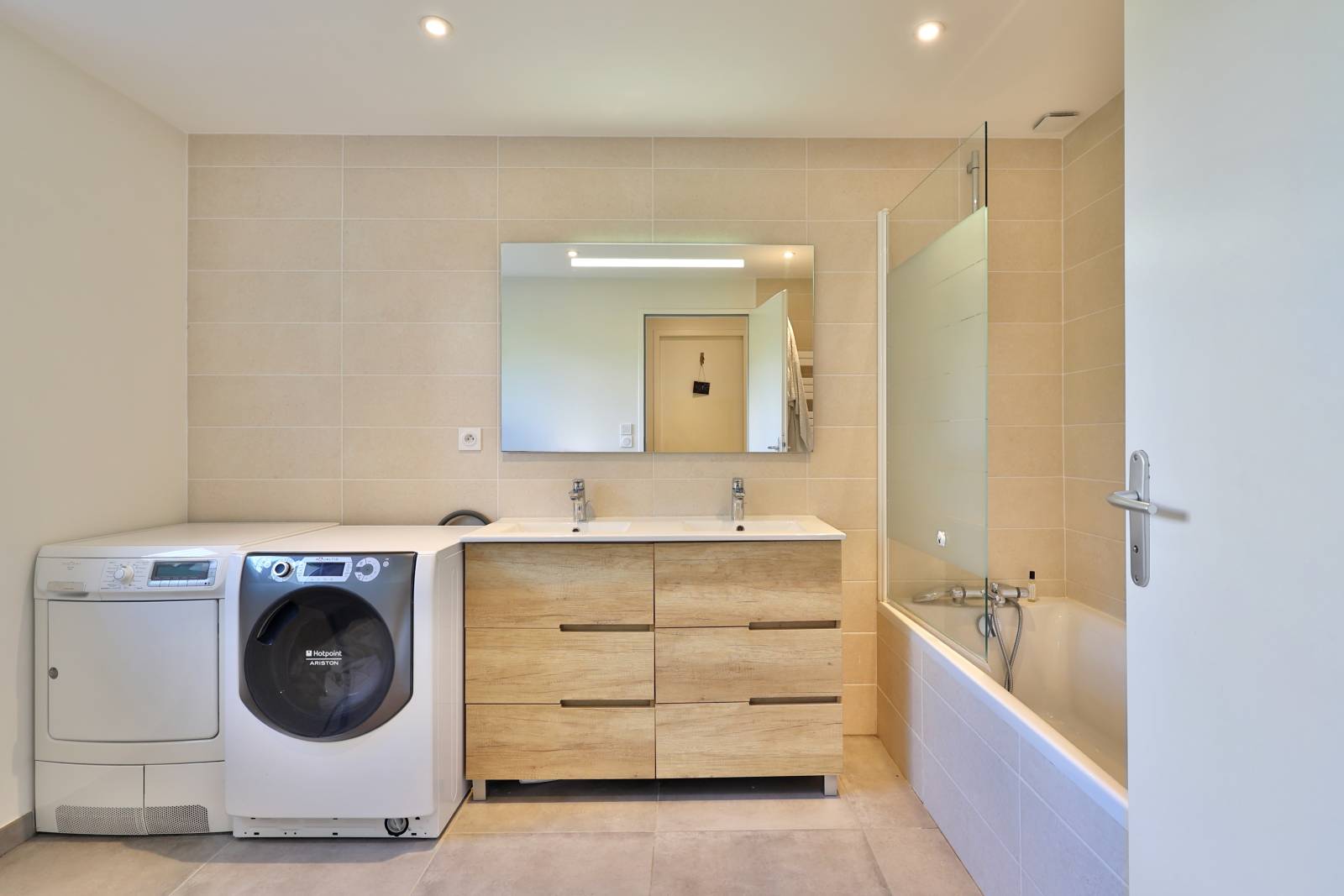 Maison en limite de Caluire avec jardin arboré et au calme avec 5 chambres et possible extension