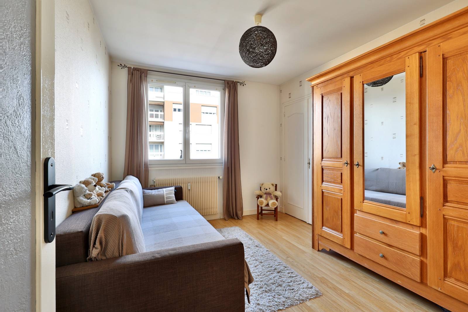 Chambre avec placard mural