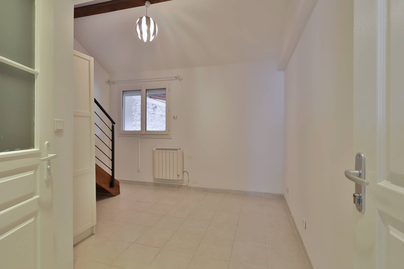 Pièce  aménageable en bureau, salle de télétravail ou chambre d’appoint – maison familiale à Vaulx-en-Velin avec espace polyvalent et fenêtre sur extérieur