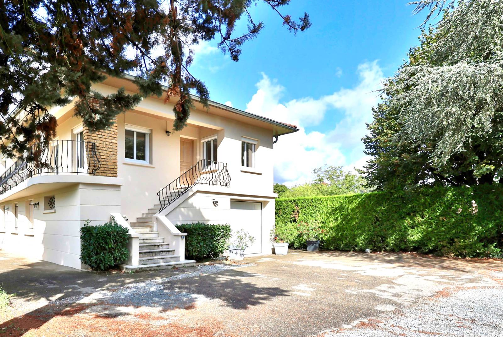 Maison à Fontaines-sur-Saône limite Caluire, quartier Le Vernay, au calme avec 5 chambres et possible extension