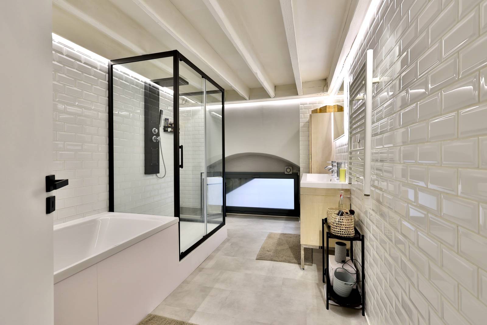 Villeurbanne, RARE maison/appartement atypique, avec patio et piscine chauffée, 4 chambres, grand sous-sol, au calme et au coeur de toutes les commodités