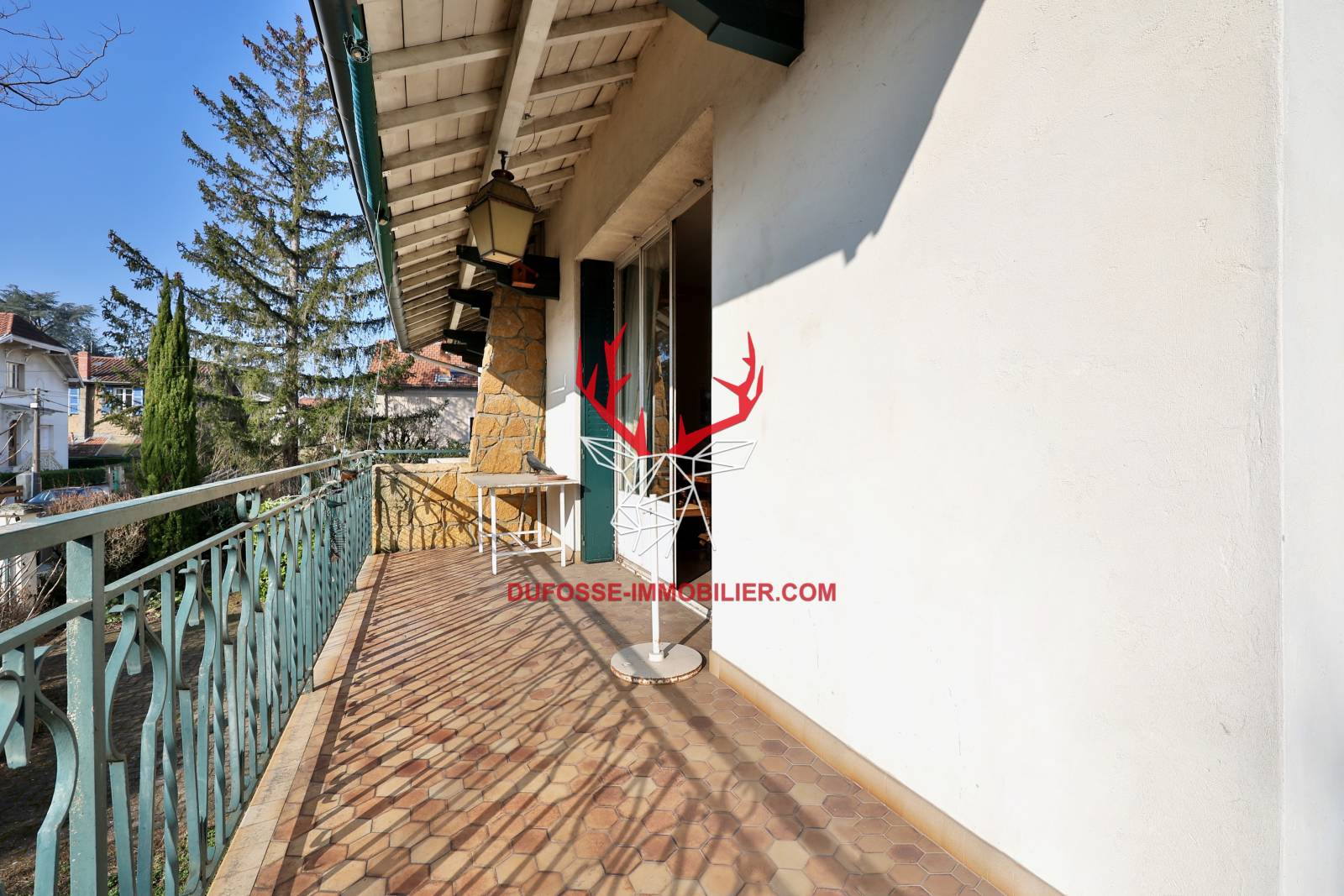 LYON 5 vue dégagée plein sud balustrade fer forgé persiennes en fer