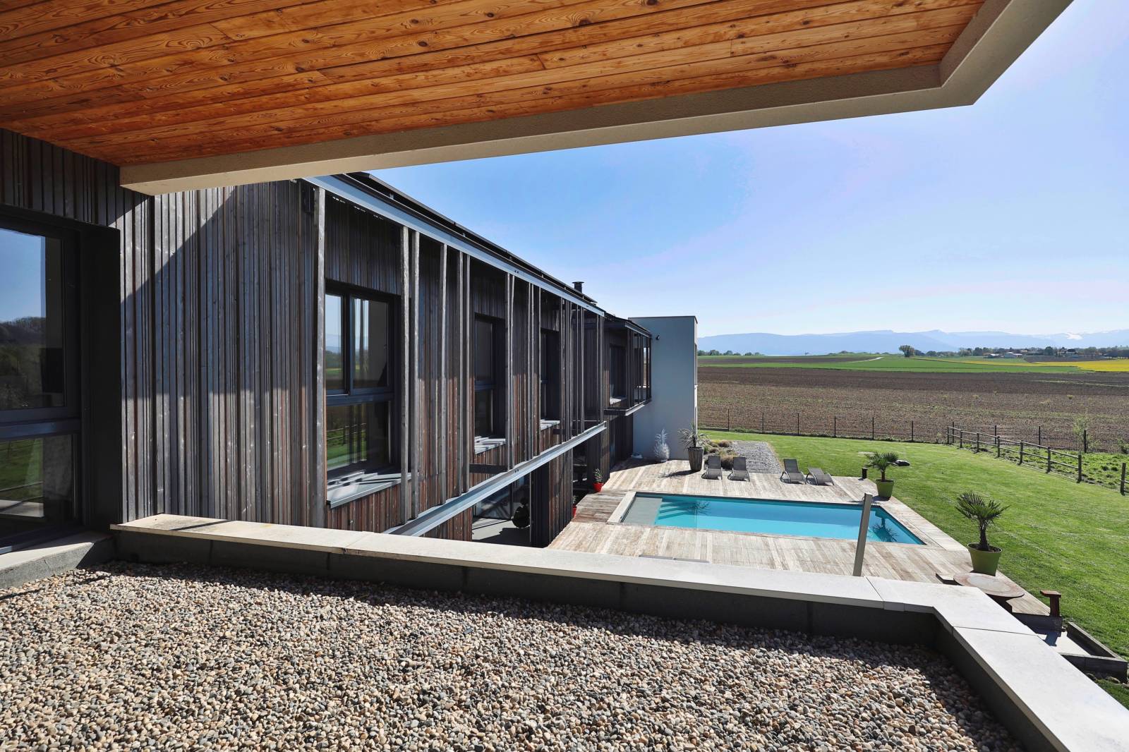 grand terrain clos avec box à chevaux enclos au calme