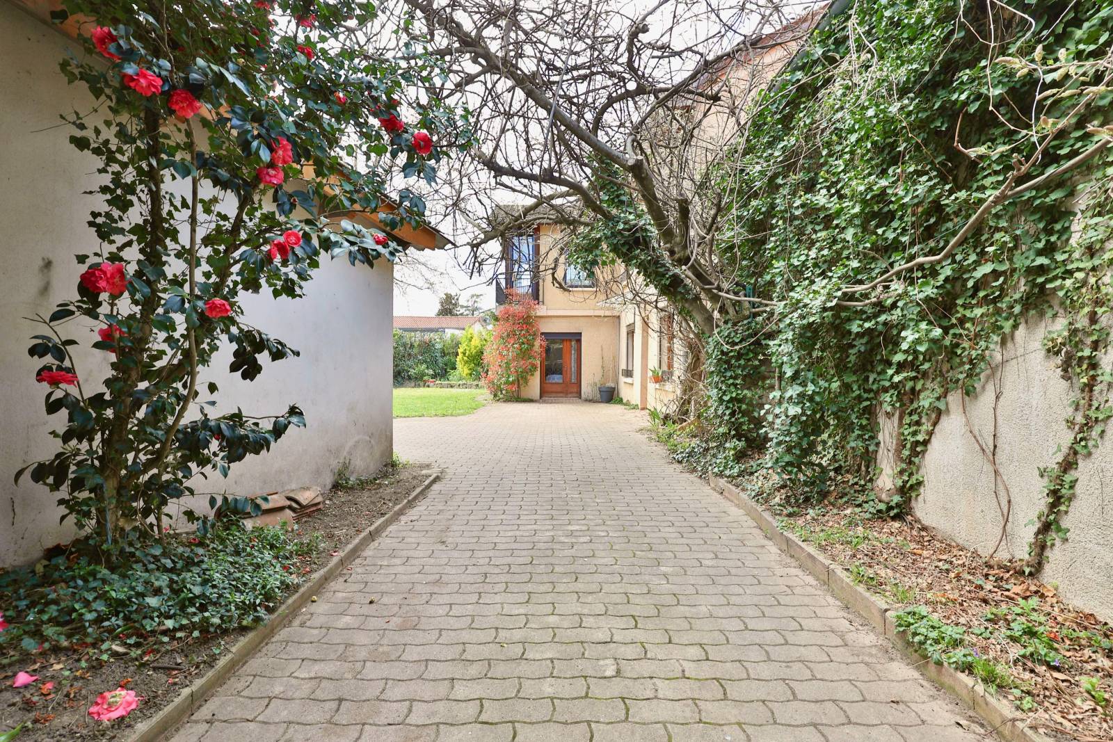 maison Les Chères au centre-ville Les Chères avec 5 chambres, bureau et annexe pour dépendance 