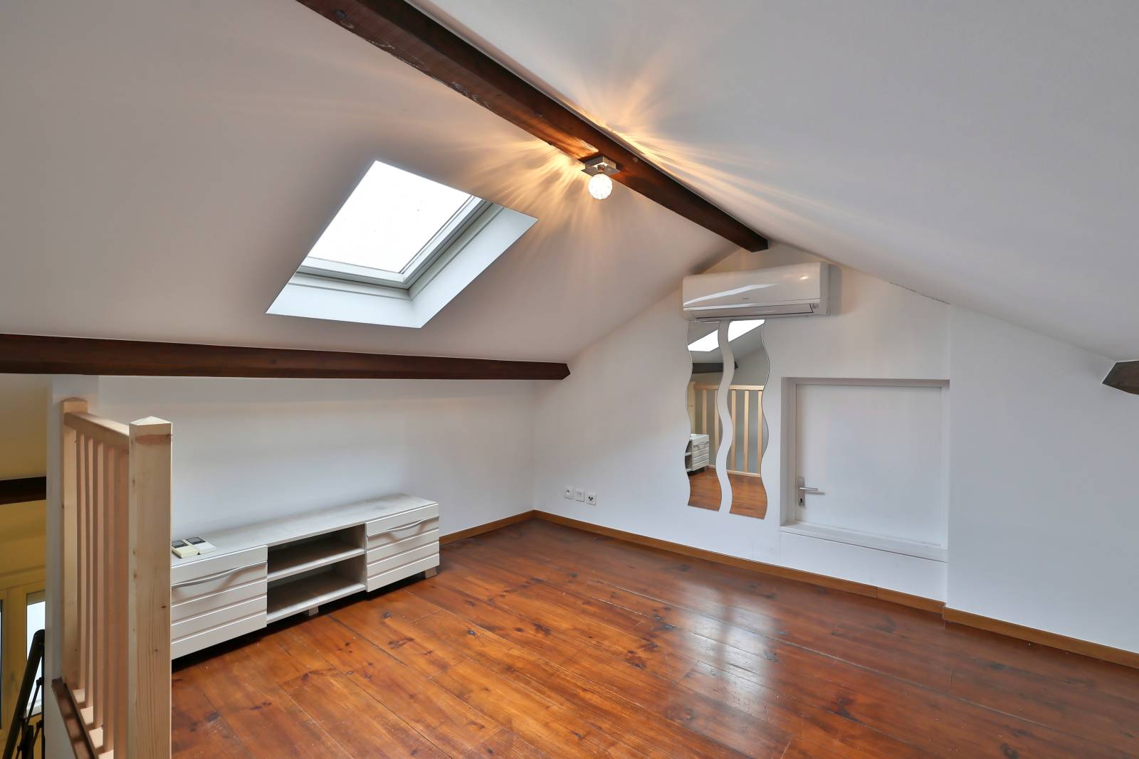 Pièce mansardée climatisée aménageable en salle de jeux, espace détente ou bureau – combles lumineux avec velux et parquet bois dans maison familiale à Vaulx-en-Velin