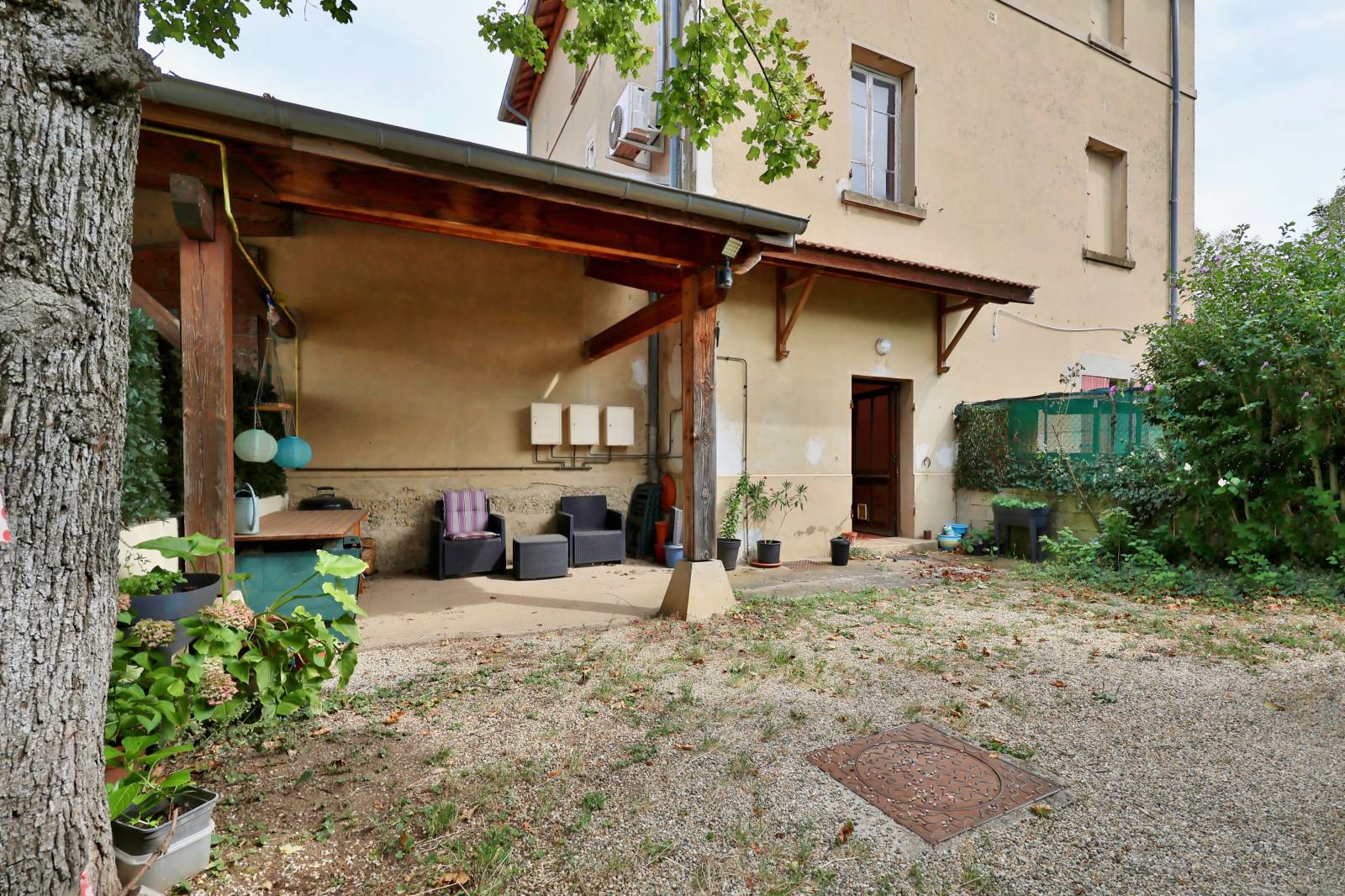 Saint-Genis-Laval, petit extérieur en bas de l'appartement pour prendre l'apéritif
