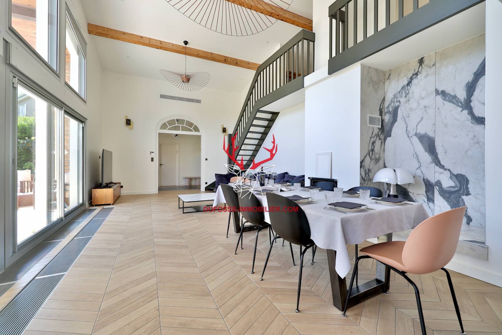 Villa rénovée avec piscine Ecully  Piscine 5 chambres terrain plat studio indépendant