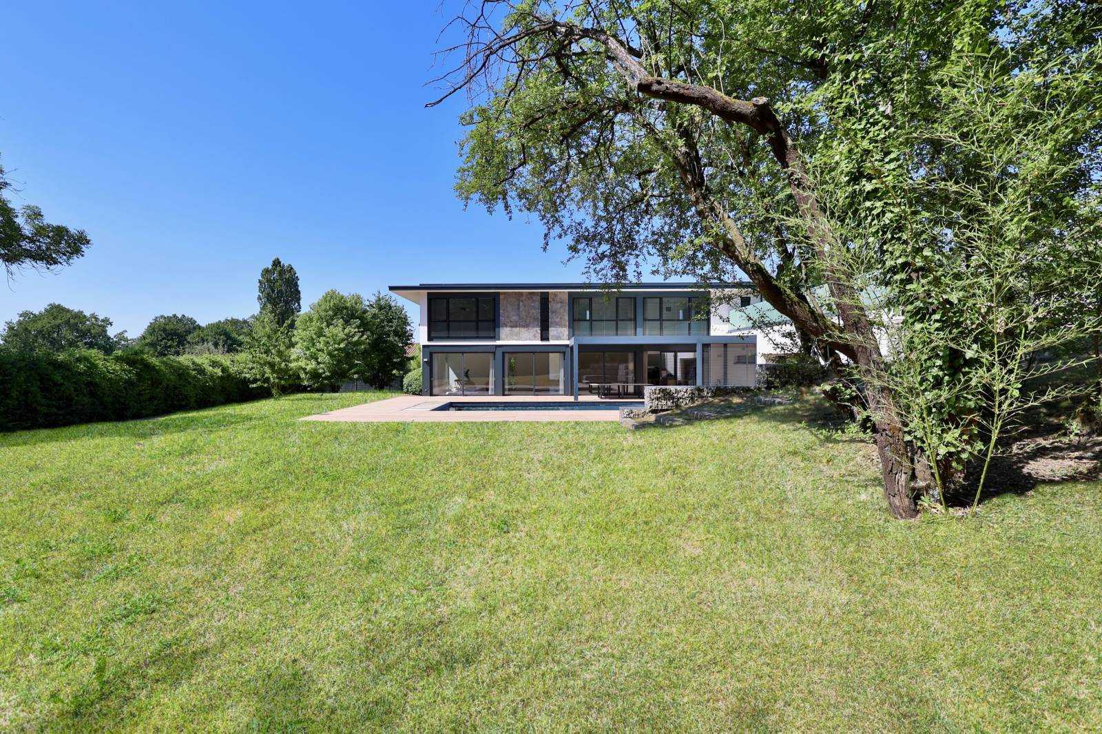 Ecully, exceptionnelle villa contemporaine de 450 m2 piscine et garage 200 m2