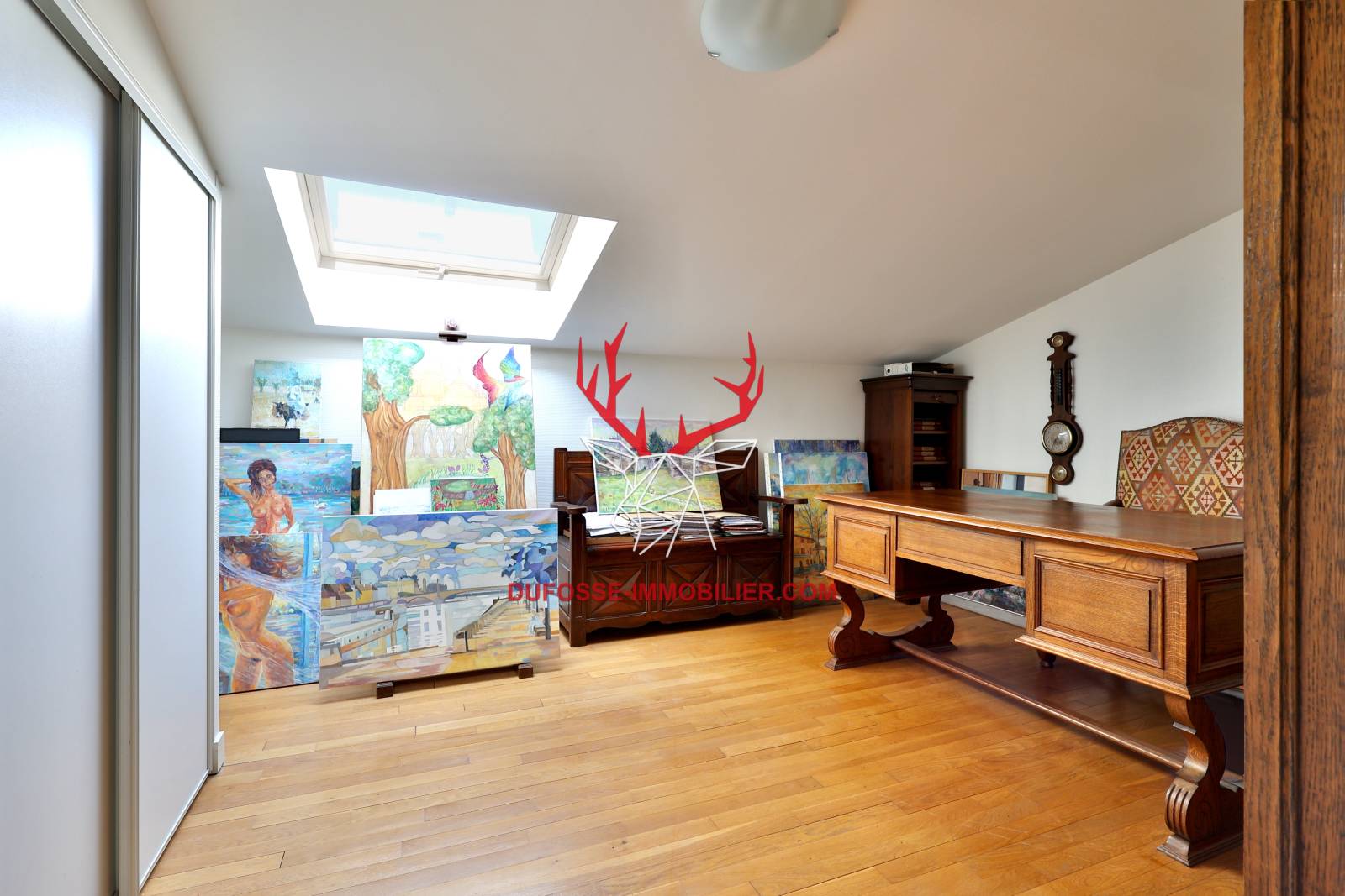 Grande chambre avec parquet et placard sur mesure 