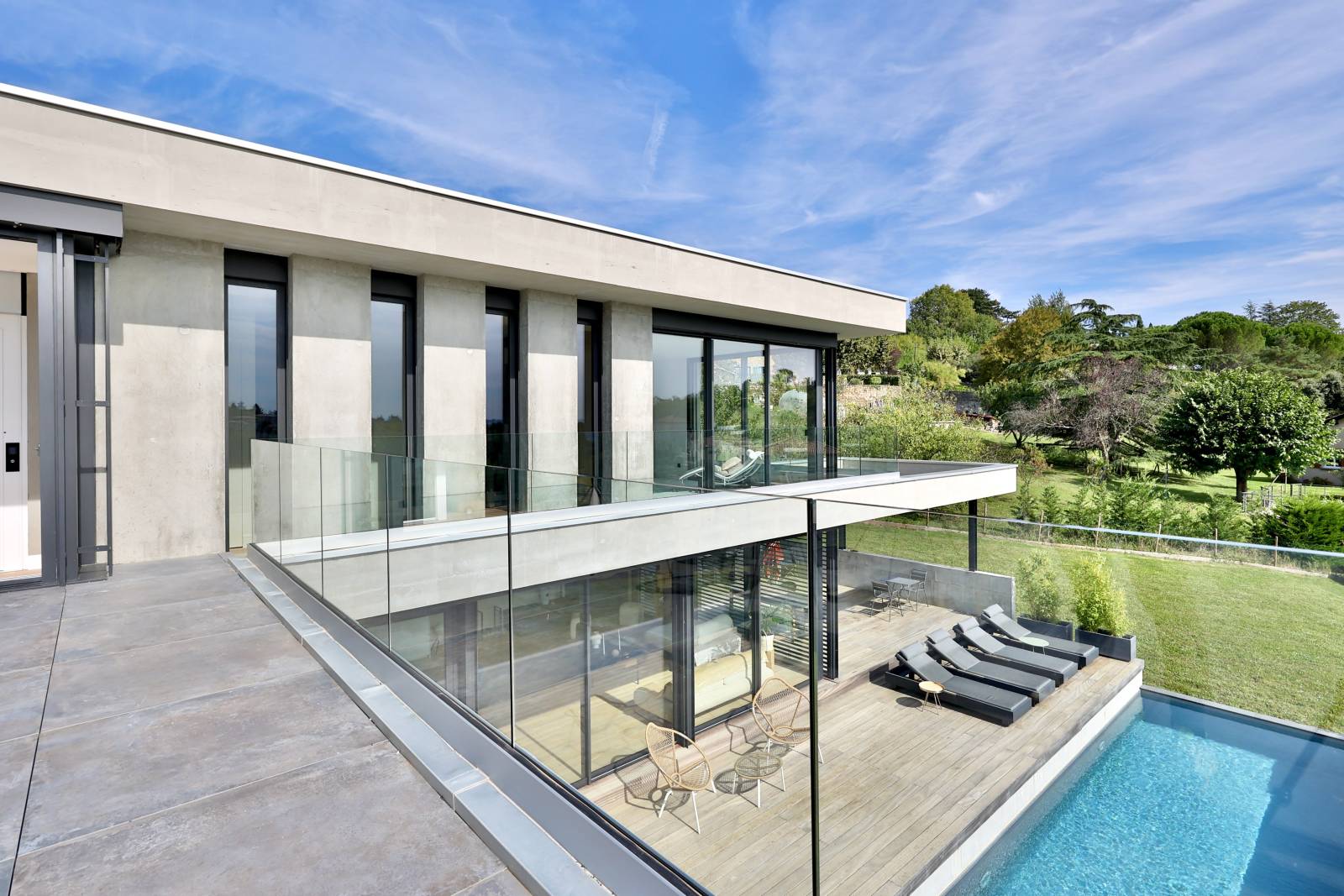 Villa contemporaine avec piscine et ascenseur vue Lyon 