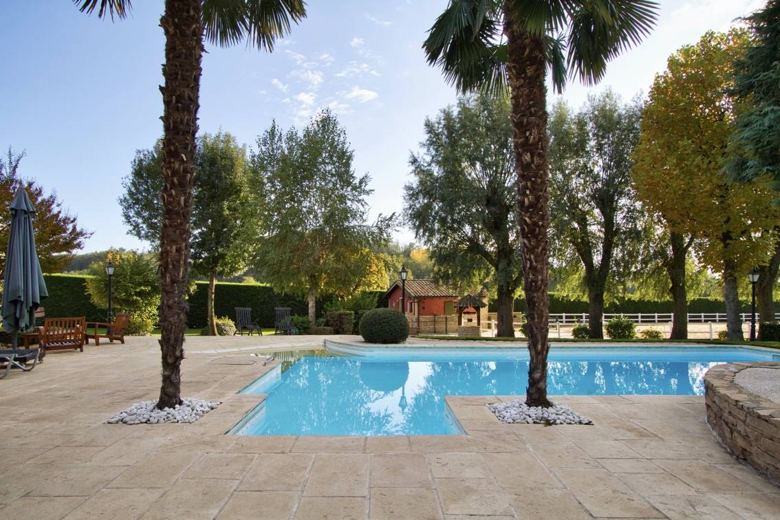 Propriete piscine étang box chevaux Villefranche-sur-Saône Sainte-Euphémie au calme avec étang, piscine, grand terrain, 5 chambres