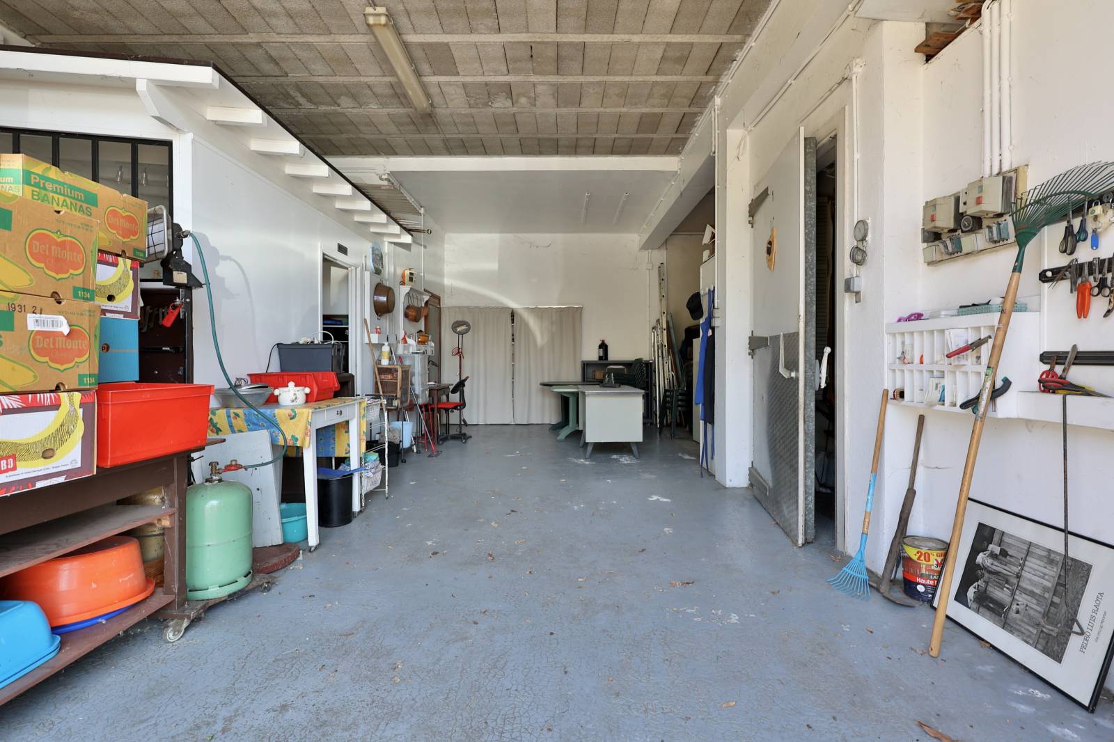 Dépendance de 80m2 : chambre froide, espaces de rangement et un espace cuisine