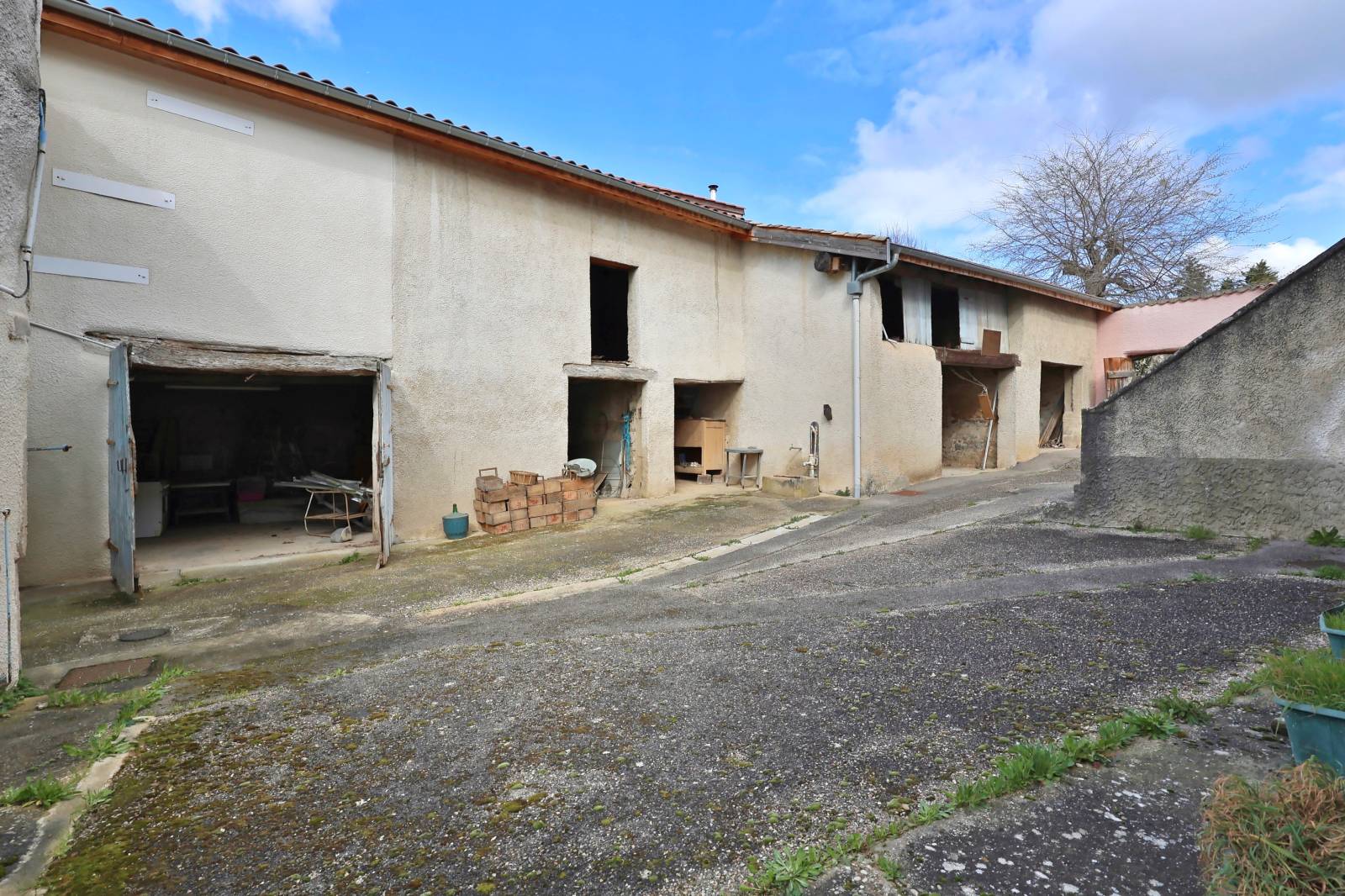 210 m² de dépendances
