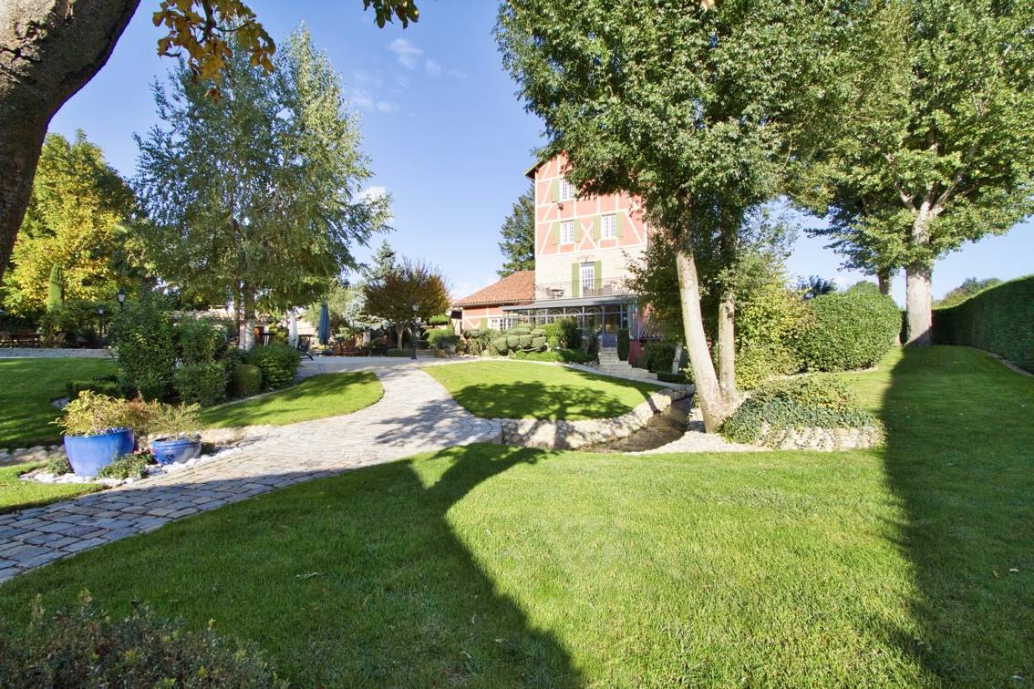 Propriete piscine étang box chevaux Villefranche-sur-Saône Sainte-Euphémie au calme avec étang, piscine, grand terrain, 5 chambres