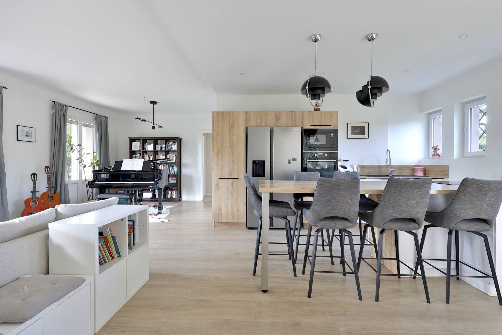 Maison sur les hauteurs de Fontaines-sur-Saône, proche Caluire, au calme avec 5 chambres et possible extension, piscine, accès proche Ombrosa, TCL, gare