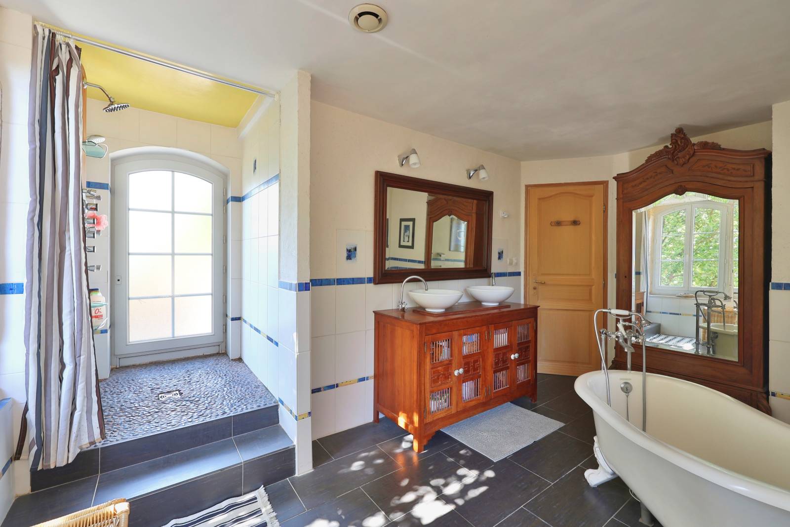 Maison ancienne Collonges Au Mont d'Or de 150m2 sur terrain boisé 2200m2