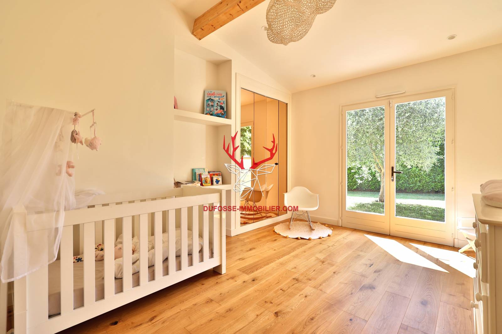 Villa rénovée avec piscine Ecully  Piscine 5 chambres terrain plat studio indépendant
