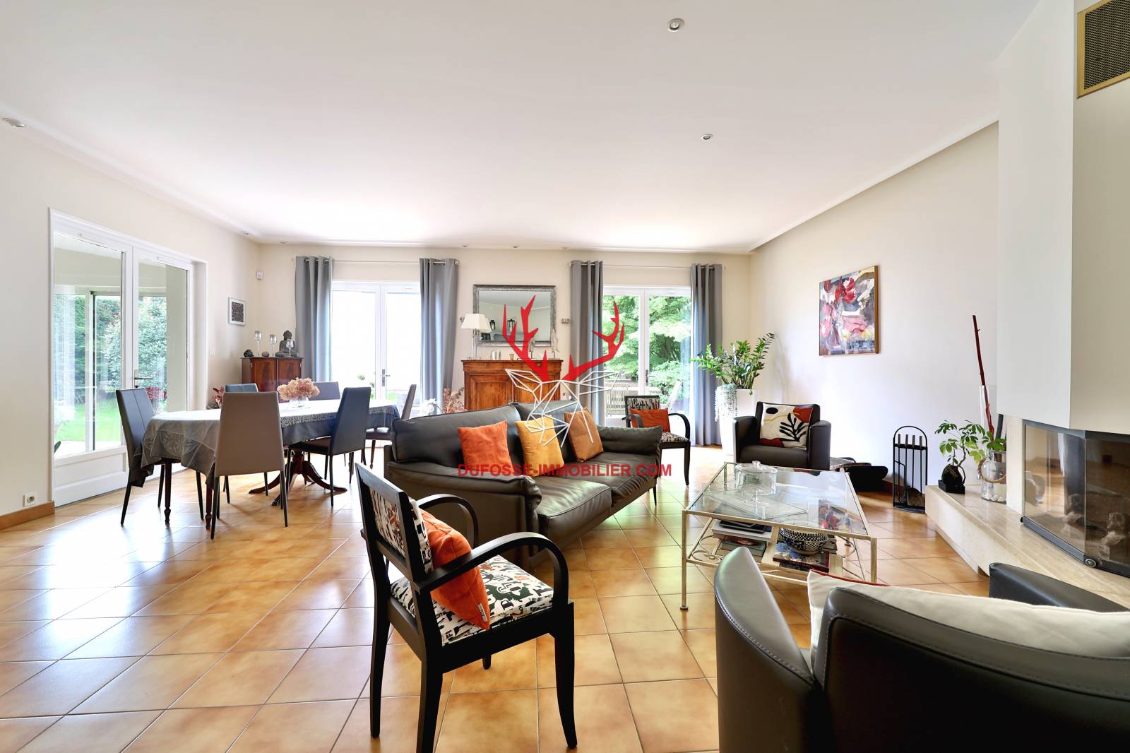 salon avec cheminée à insert salle à manger