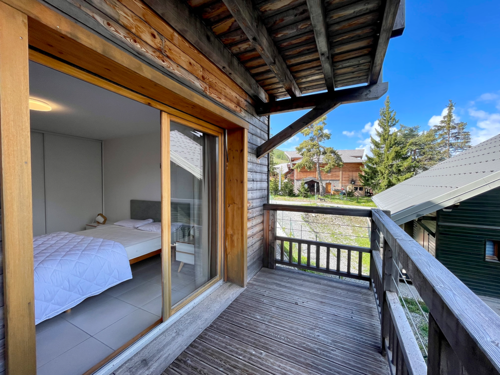 T2 cabine avec 2 balcon la joue du loup dans le devoluy
