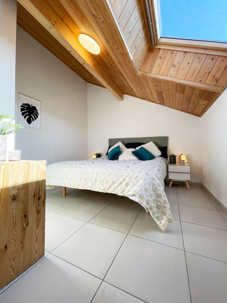 STUDIO SOUS COMBLE - RESIDENCE PISCINE LA joue du loup dans le devoluy
