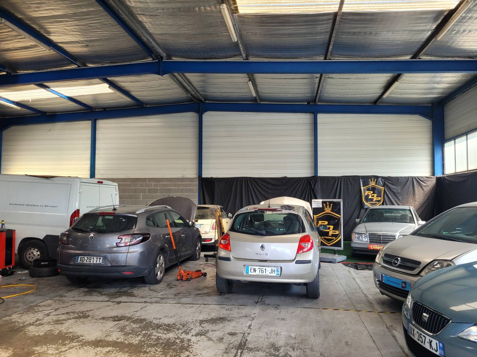 400 m² d'atelier de réparation et de remorquage de véhicules
