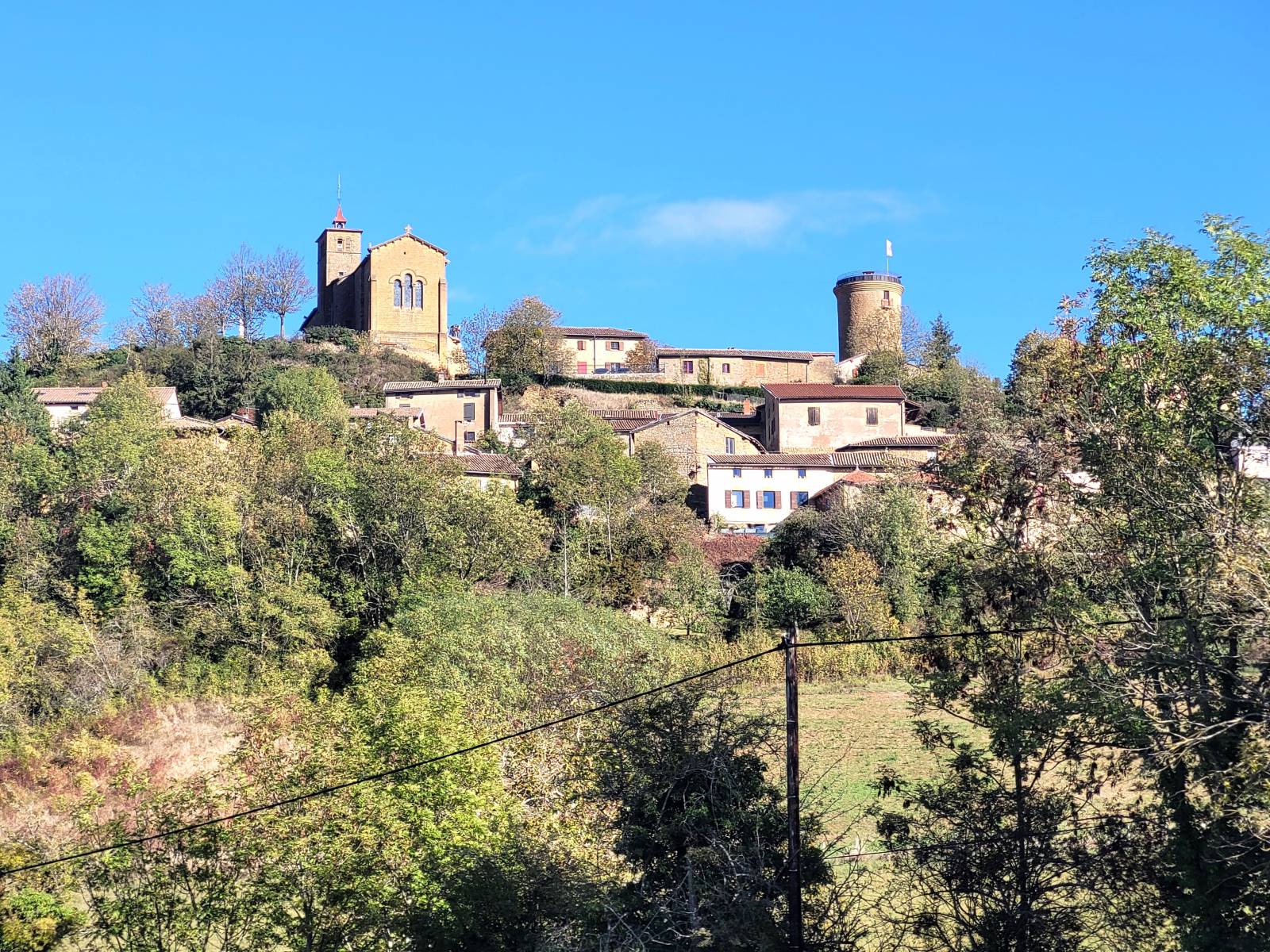 Vue sur le château du village classé du bois d'Oingt