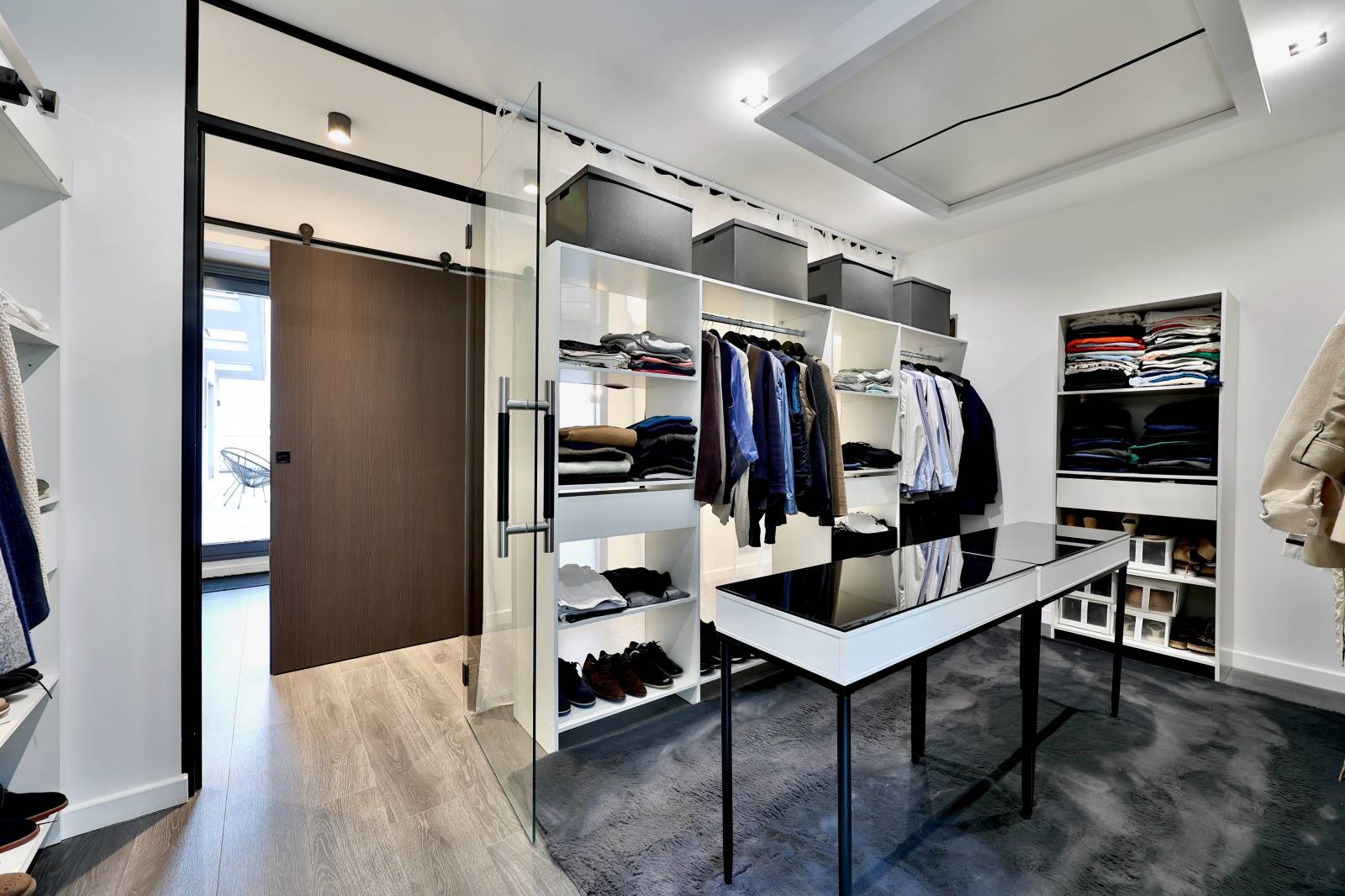 villa de luxe avec dressing esprit boutique, située sur les  hauteurs des Monts d'or, limite saint Cyr au Mont d'Or, 483 m², au calme, sans vis a vis. terrain avec vue imprenable sur Lyon et la chaine des Alpes