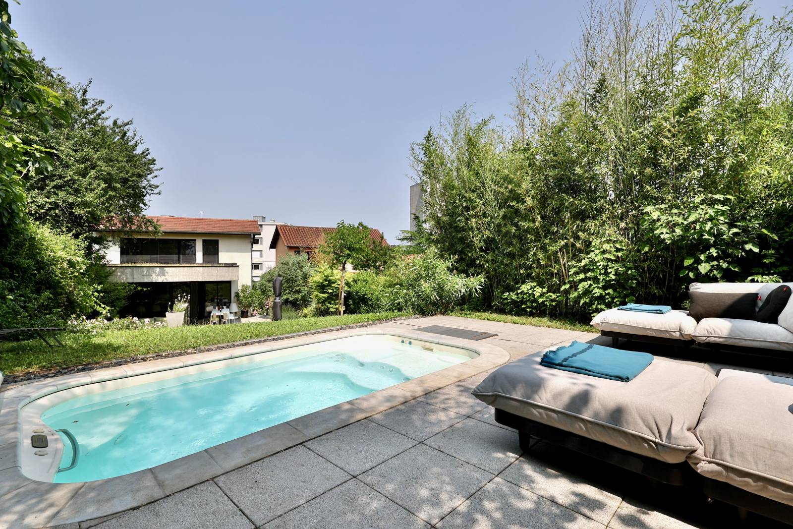 Petite maison à vendre avec jardin et grand terrain sur Vienne