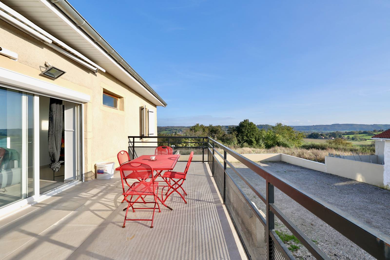 Disponible à la vente à Saint-Georges-d'Espéranche : grande maison de 270 m2 avec piscine et 7 hectares de terrain 