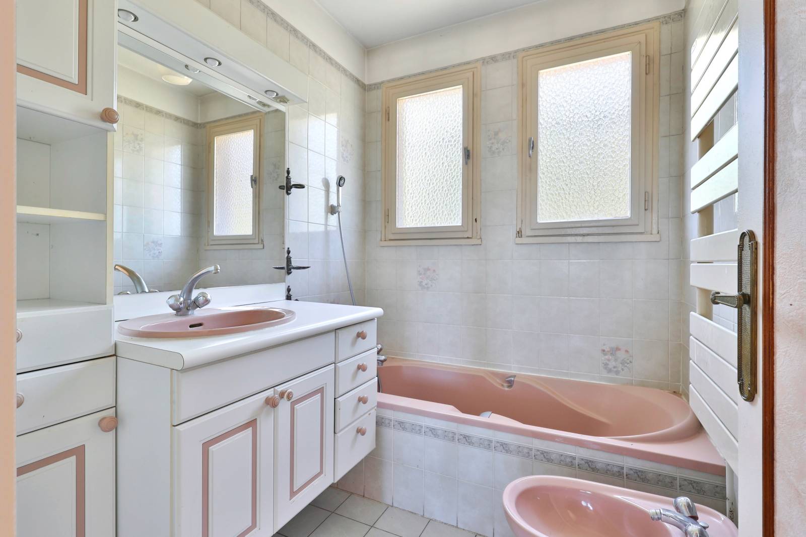 St Genis-les-Ollières, salle de bain lumineuse avec fenêtres