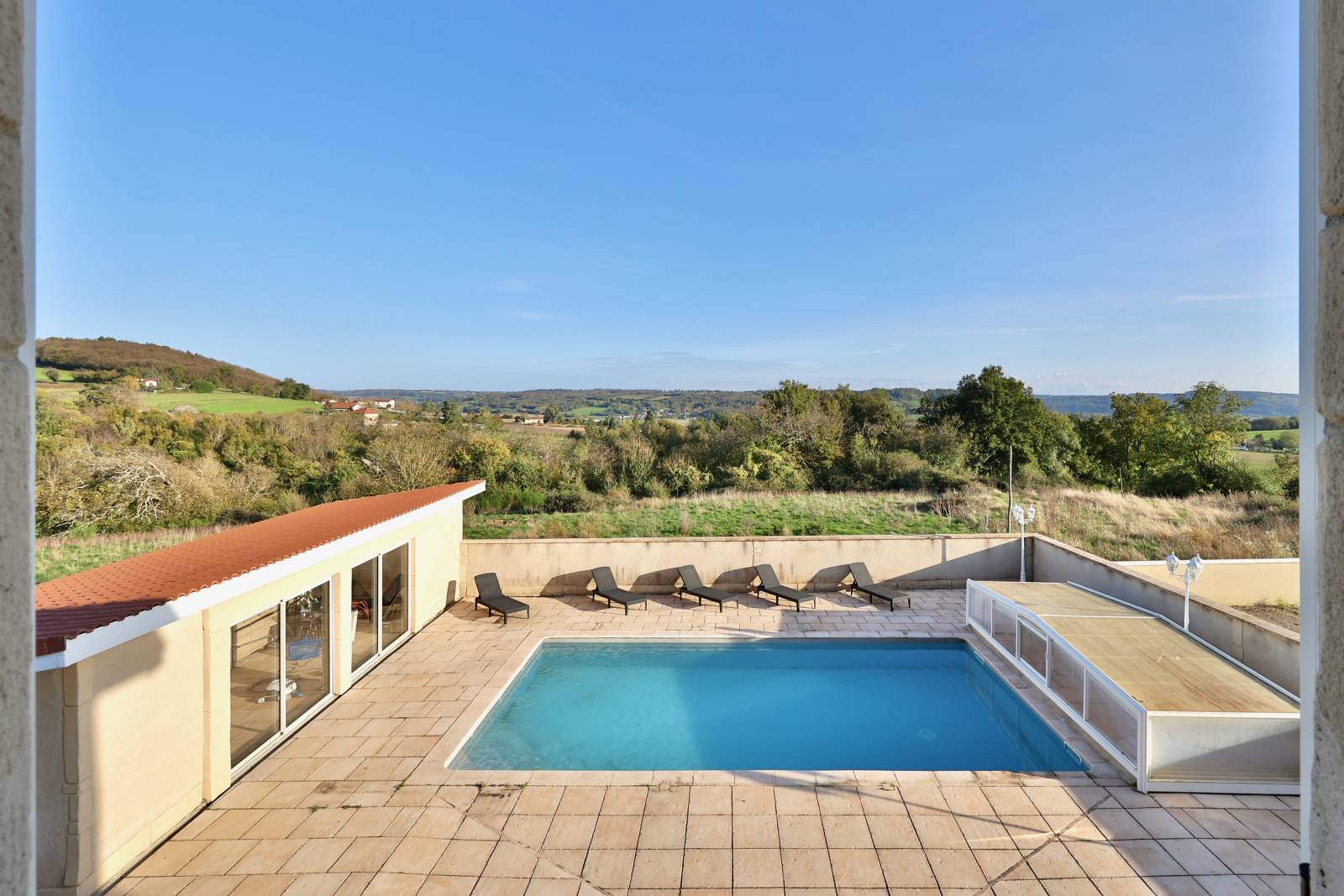 Maison avec piscine et dépendances à Saint-Georges-d'Espéranche