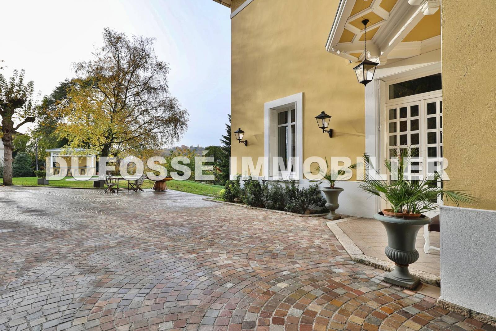 Bien haut de gamme : maison 5 chambres à Caluire Vernay disponible à la vente