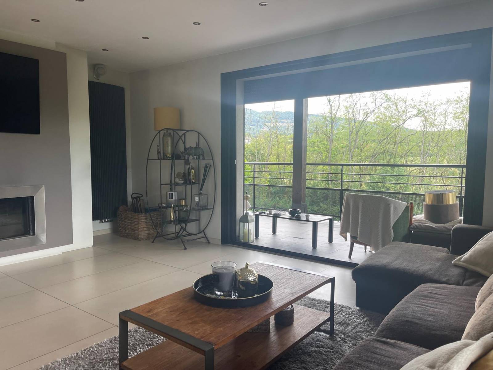 A vendre : villa 5 chambres à Lissieu en bon état général