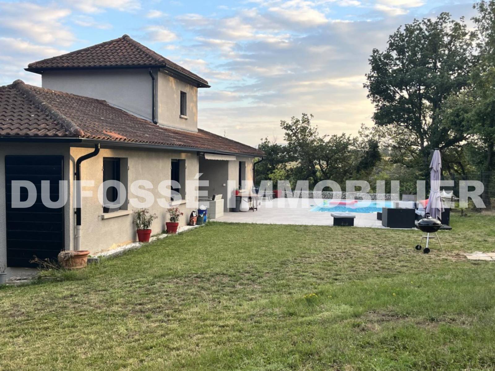 Maison avec piscine disponible à la vente à Lissieu