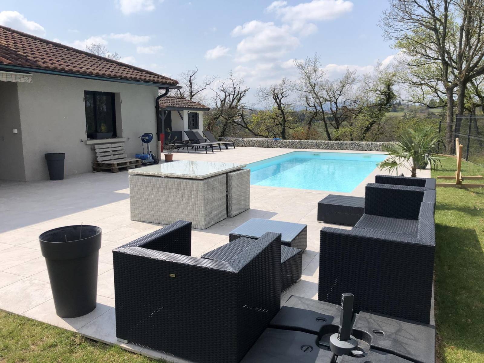 villa 5 chambres à Lissieu en bon état général disponible à la vente