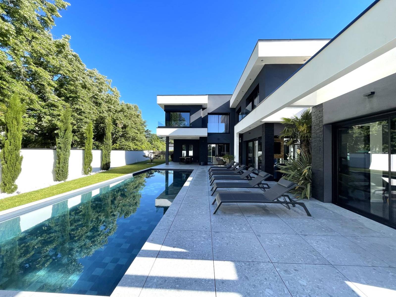 Maison haut de gamme proche Lyon avec piscine et garage 