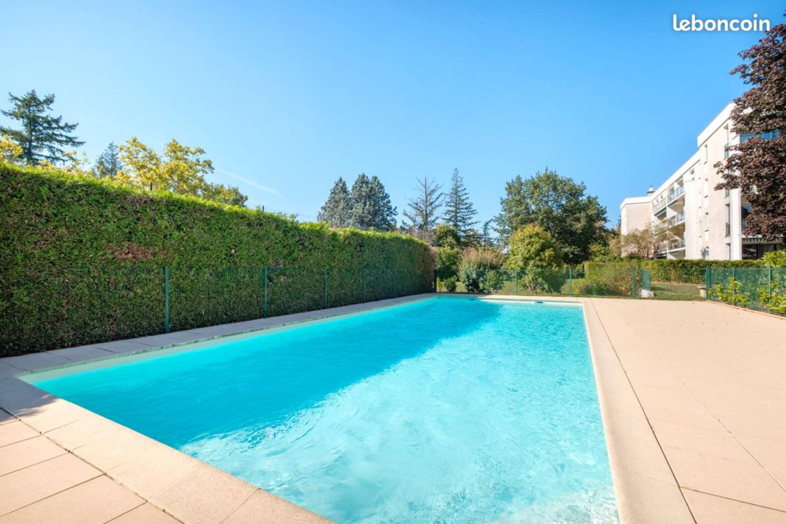 residence avec piscine sur la tour de salvagny vue Lyon 
