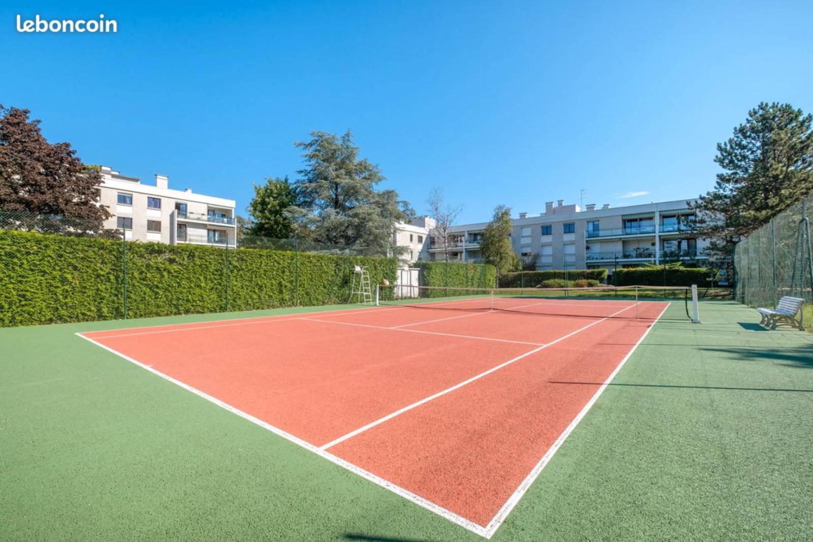 terrain de tennis pour T4 dans residence sur charbonnière les bains 