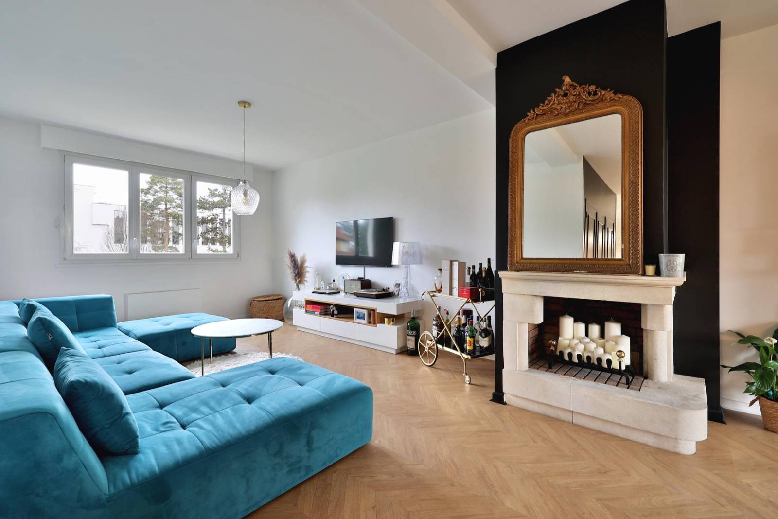 Salon avec cheminée pour ce T2 avec une chambre sur lentilly