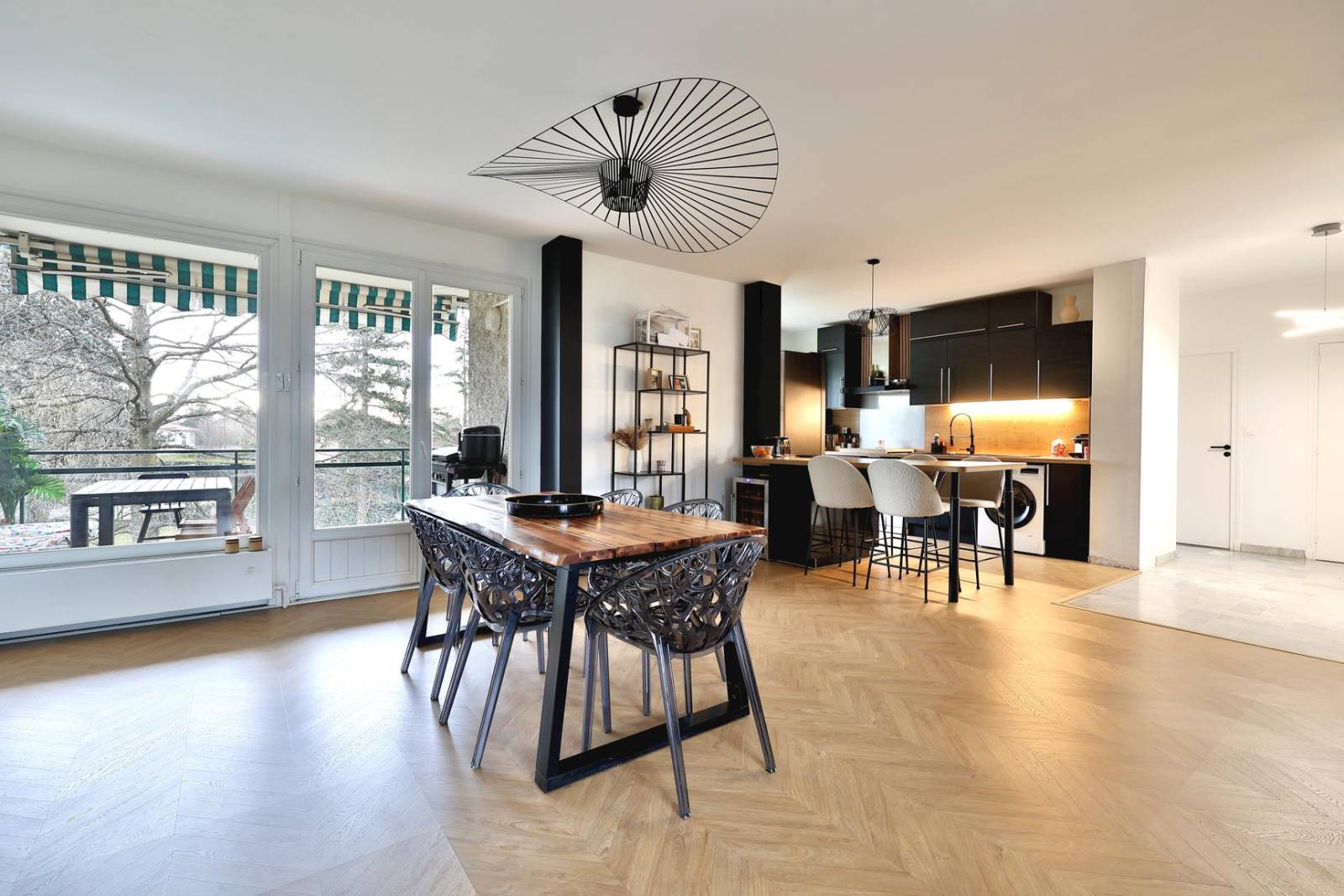 grand salon au dernier etage avec vue cave et garafe sur collonge au mont d'or 