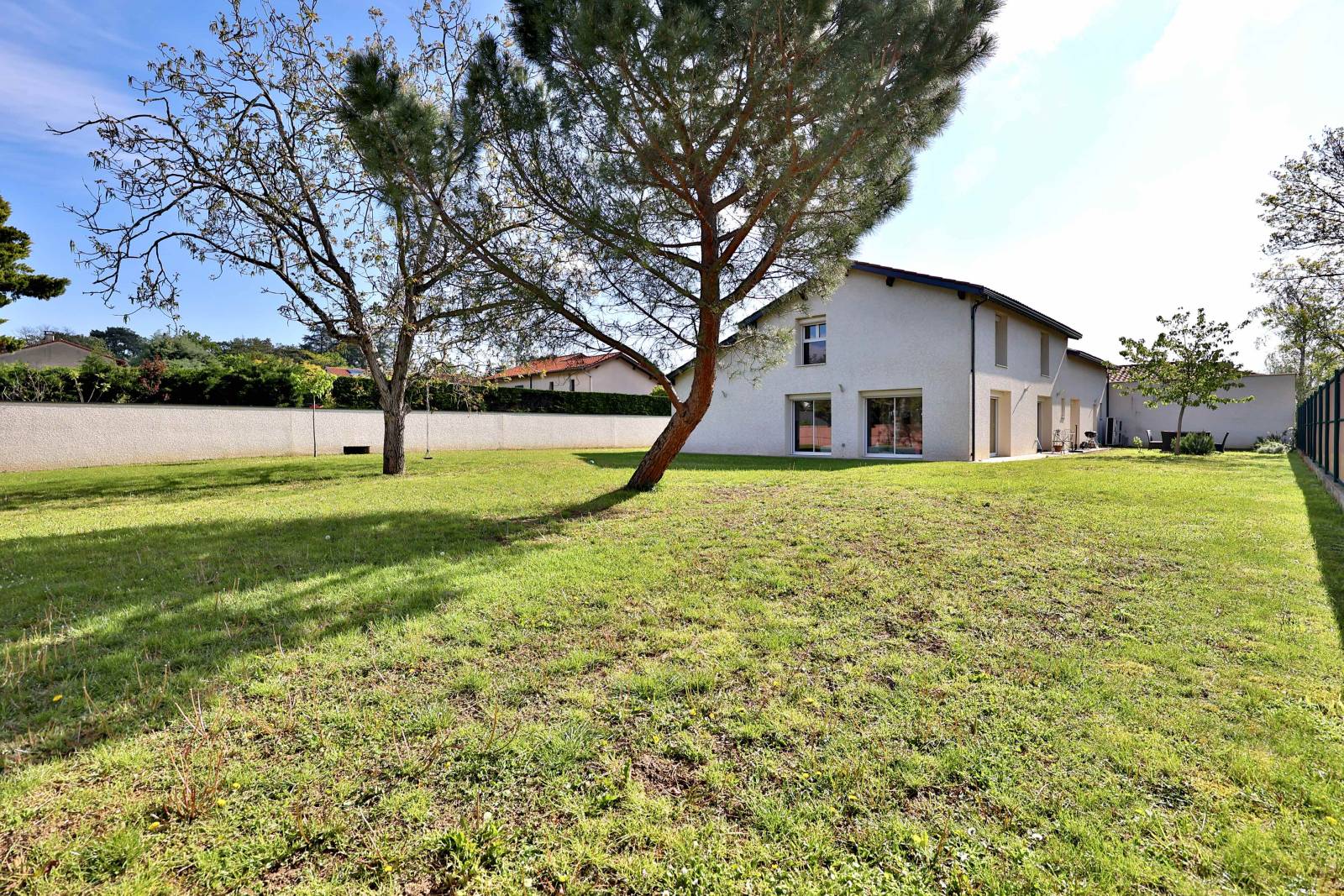 Saint-Genis-Laval petit lotissement très calme, proximité lycée Descartes, collège
