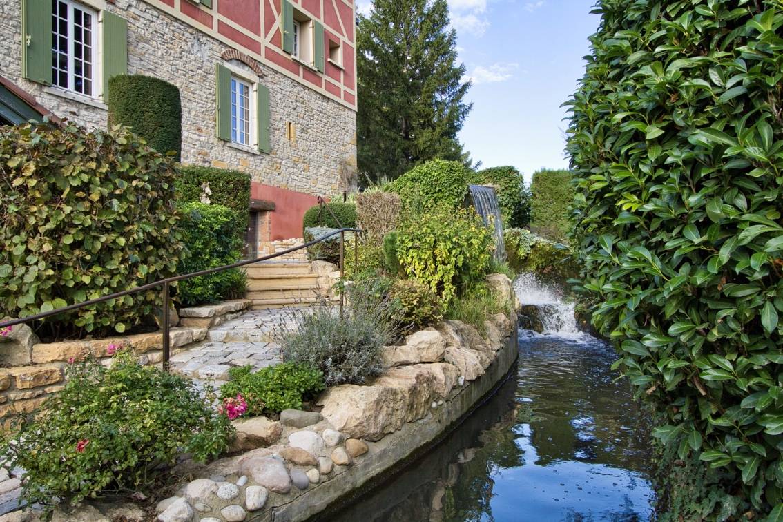Propriete piscine étang box chevaux Villefranche-sur-Saône Sainte-Euphémie au calme avec étang, piscine, grand terrain, 5 chambres