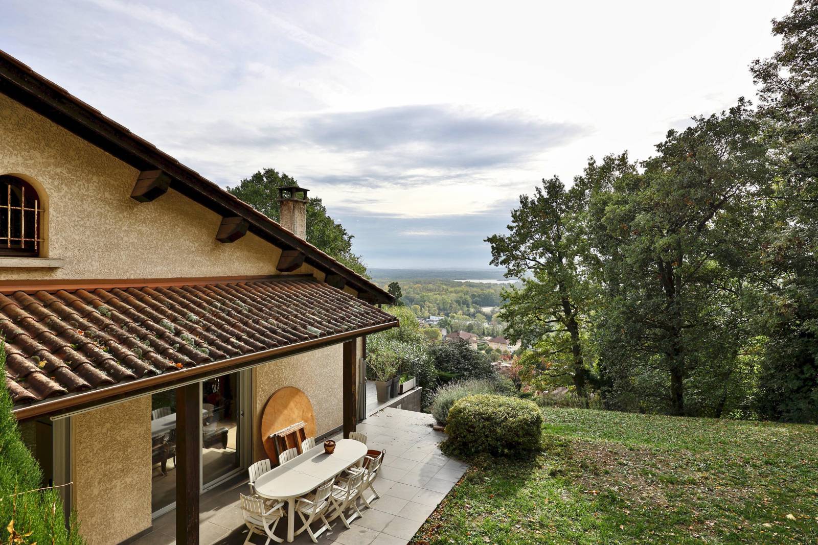 NEYRON - Maison familiale de 323m2 surplombant le parc de Miribel-Jonage