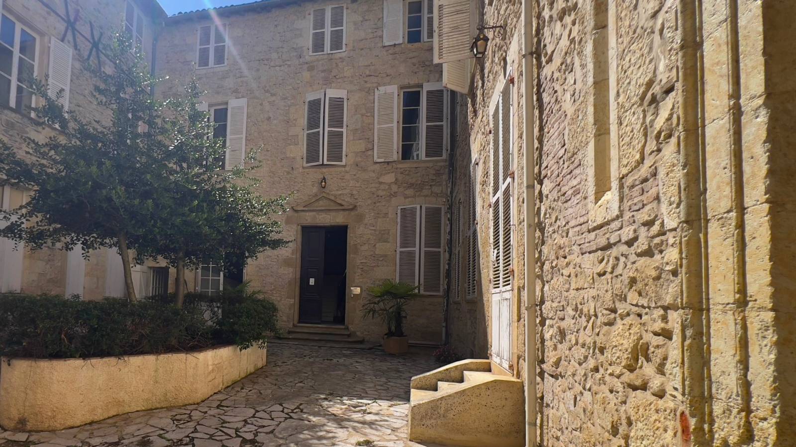 Auch (32) : immeuble de caractère en plein cœur de ville