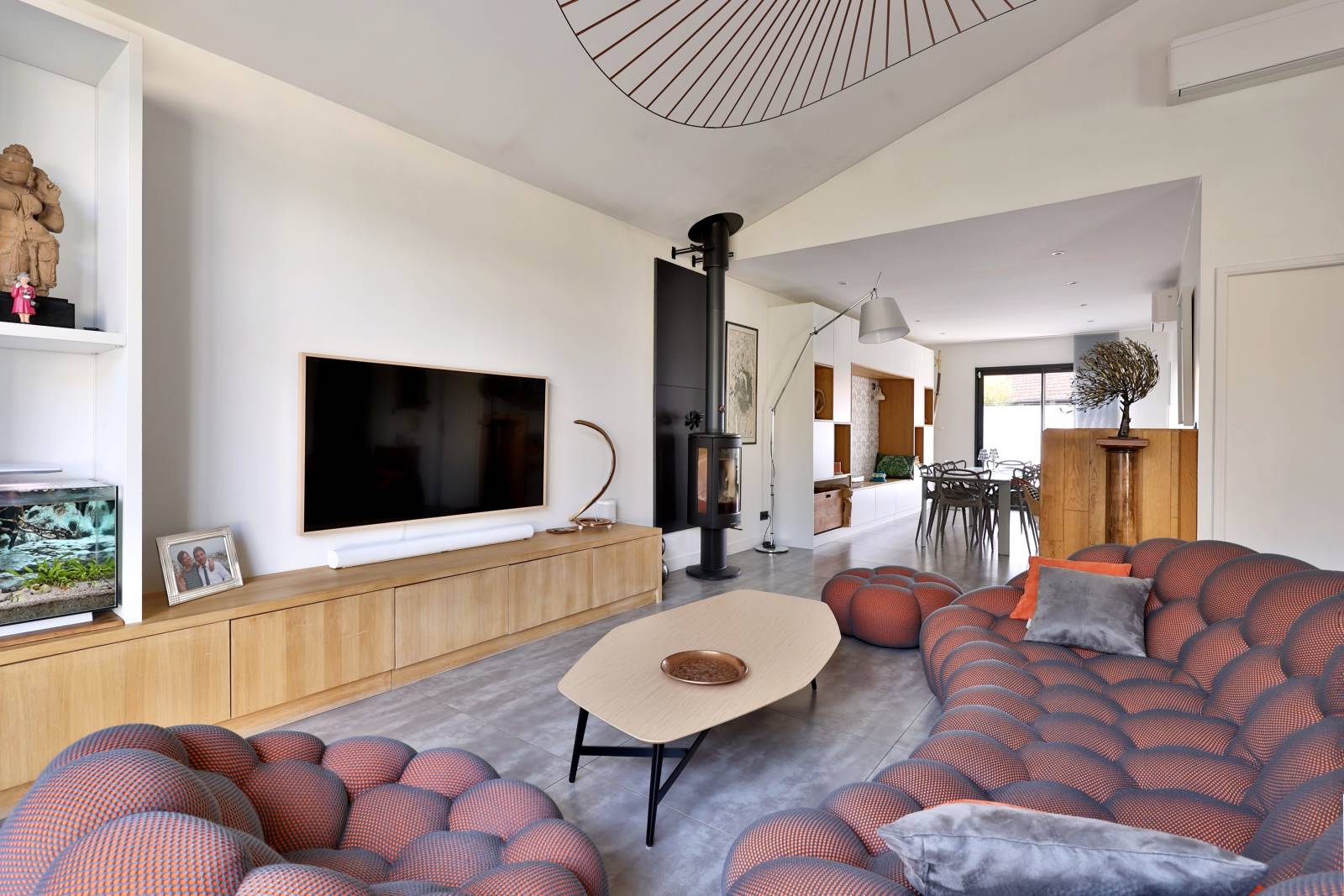 Maison rénovée Montanay, limite Neuville-sur-Saône, avec piscine de plain-pied