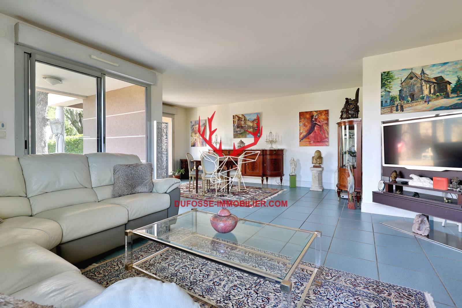 Lumineuse pièce de vie ouvrant sur le jardin de plain-pied